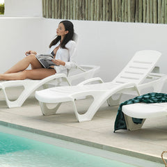 Tumbona apilable blanca