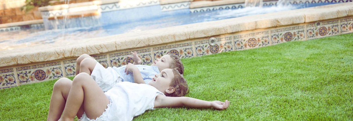 Elegir un césped artificial para la zona de la piscina